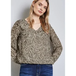Chiffon V-neck blouse w gather