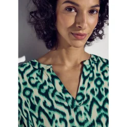 LTD QR Splitneck blouse w turn