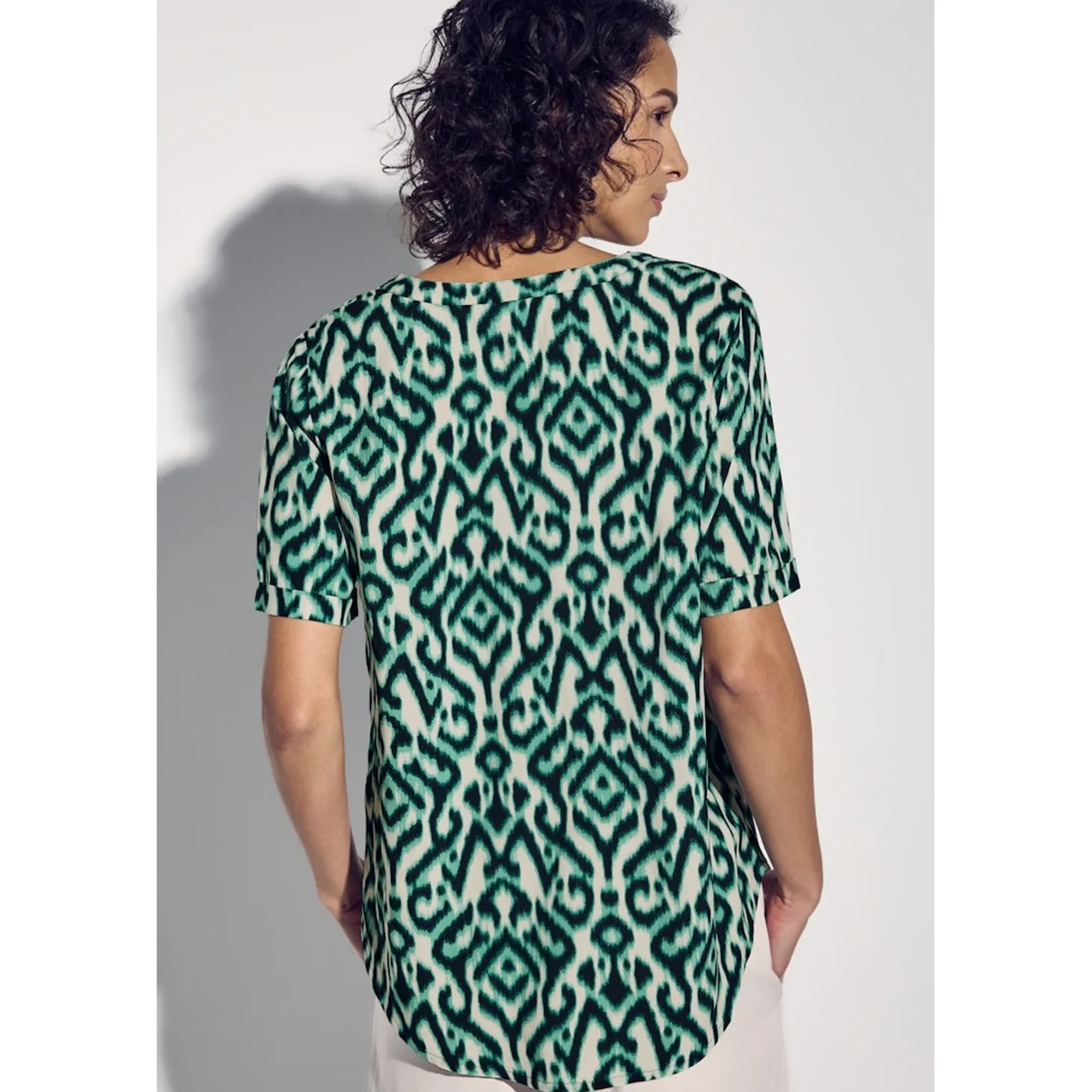 LTD QR Splitneck blouse w turn