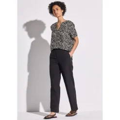 LTD QR Splitneck blouse w turn