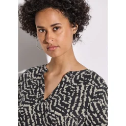 LTD QR Splitneck blouse w turn