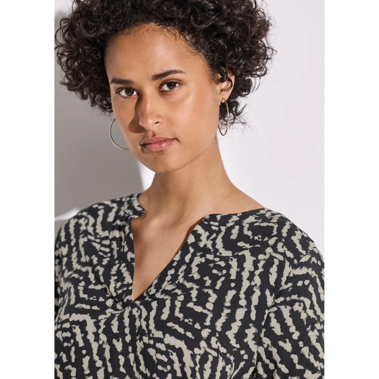 LTD QR Splitneck blouse w turn
