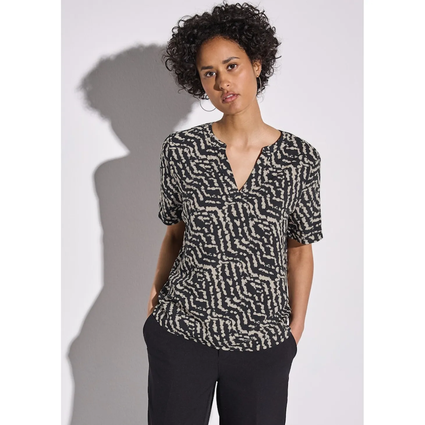 LTD QR Splitneck blouse w turn