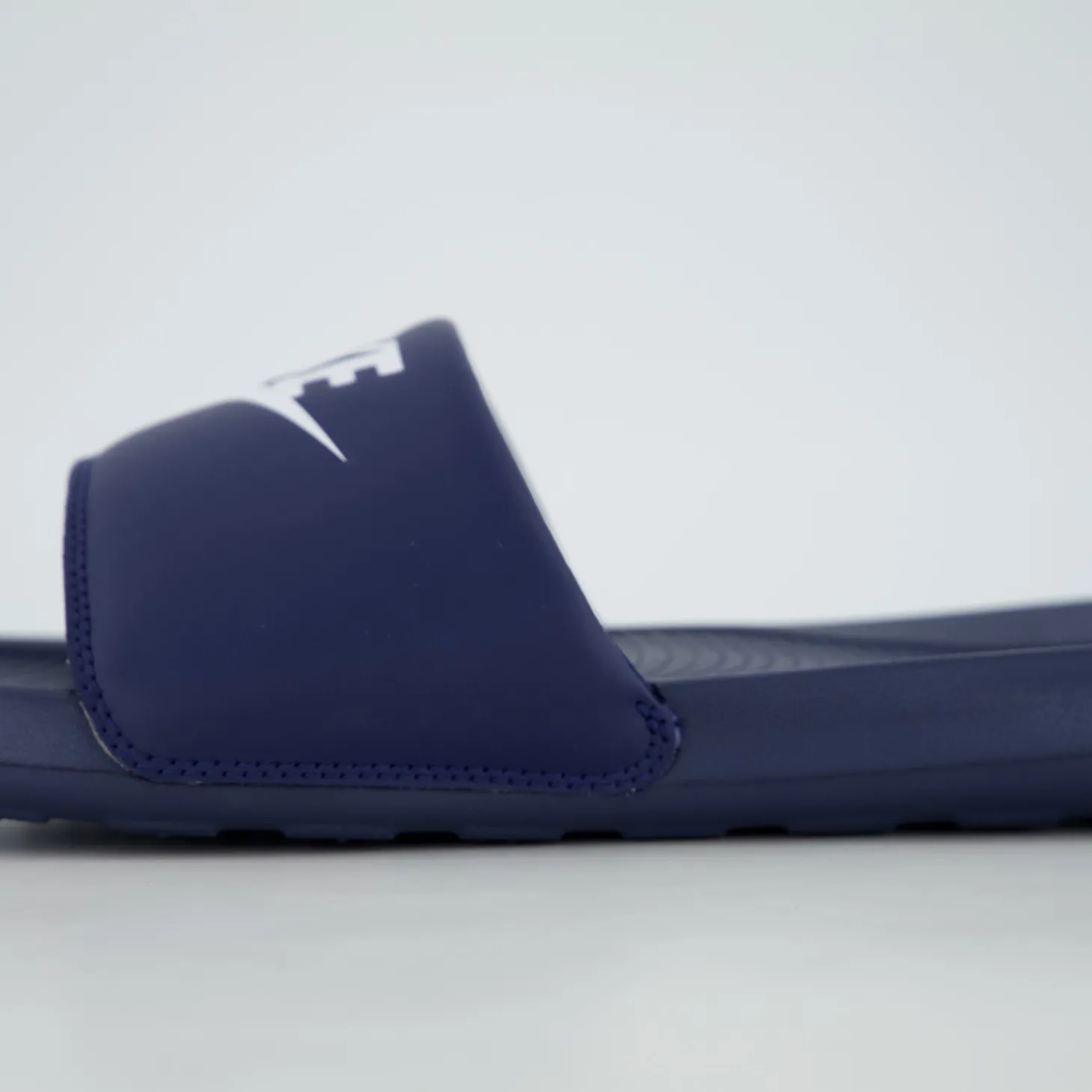 NIKE VICTORI ONE SLIDE