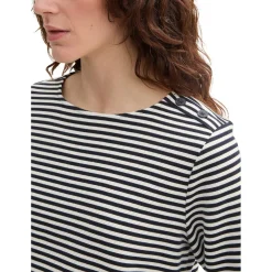 T-shirt structured